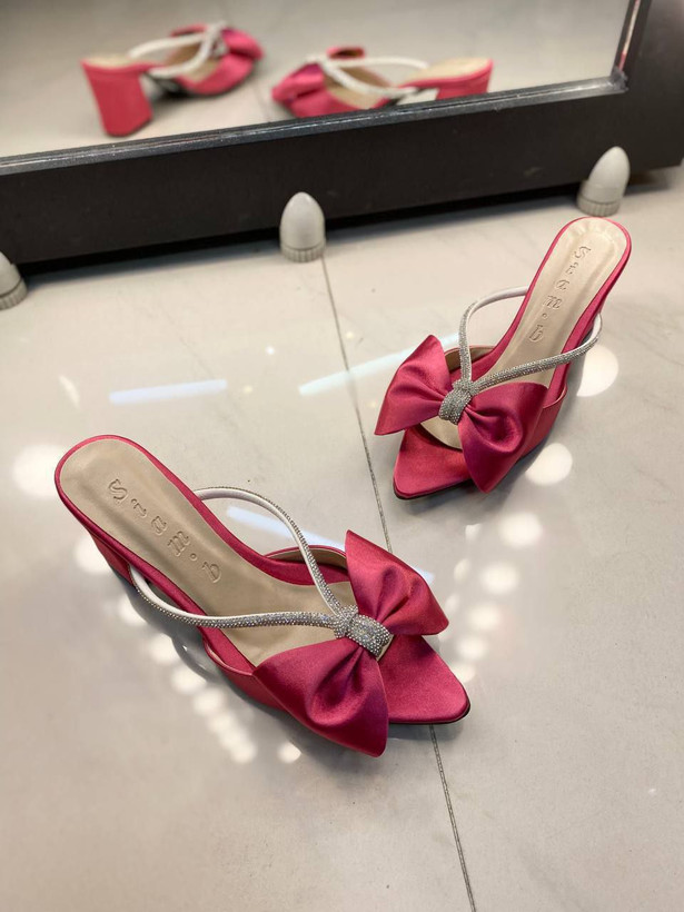 صندل مجلسی زنانه/دخترانه جنس و کیفیت درجه یک در حد ترک پاخور عالی فوق العاده راحت کیفیت اصلی سایزبندی ۳۶ تا ۴۱ قیمت تولیدی