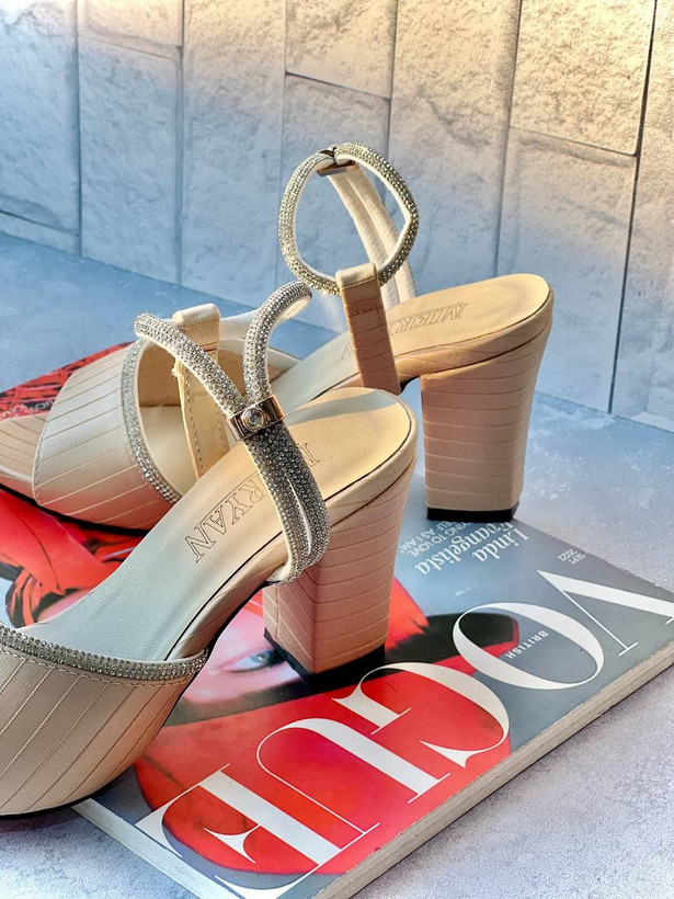 کفش مجلسی زنانه،دخترانه نگینی لژدار رنگبندی عالی پاشنه ۹سانت رنگ کرم