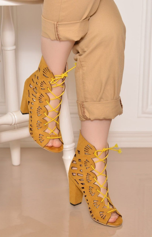 کفش صندل زنانه/دخترانه جنس سوئیت اصل زیره دافوس،تکسون خارجی اصل قالب استاندارد پاخور عالی و شیک کیفیت با تضمین در حد ترک رنگ خردلی