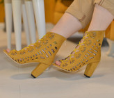 کفش صندل زنانه/دخترانه جنس سوئیت اصل زیره دافوس،تکسون خارجی اصل قالب استاندارد پاخور عالی و شیک کیفیت با تضمین در حد ترک رنگ خردلی