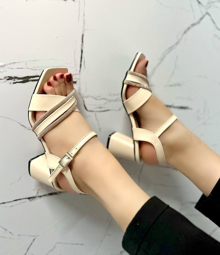 کفش مجلسی زنانه/دخترانه مدل نازلی پاشنه ۵سانت رویه کار چرم صنعتی ترک نگین وارداتی بدون ریزش قیمت بسیاااار عالی رنگ کرم