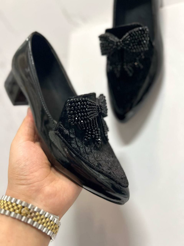 کفش لوفر شیک زنانه/دخترانه پاشنه دو سانتی رویه ترکیب مخمل سنگی و ورنی نگین کار پنل دست دوز پاپیون قیمت بسیار عالی رنگ مشکی