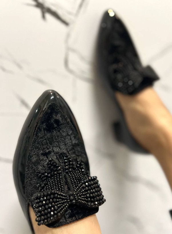 کفش لوفر شیک زنانه/دخترانه پاشنه دو سانتی رویه ترکیب مخمل سنگی و ورنی نگین کار پنل دست دوز پاپیون قیمت بسیار عالی رنگ مشکی