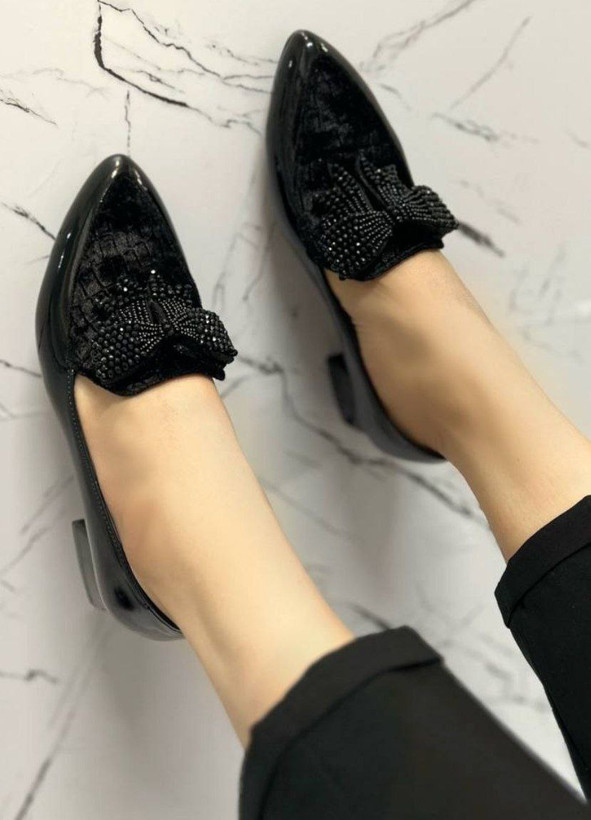 کفش لوفر شیک زنانه/دخترانه پاشنه دو سانتی رویه ترکیب مخمل سنگی و ورنی نگین کار پنل دست دوز پاپیون قیمت بسیار عالی رنگ مشکی