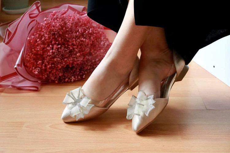 کالکشن عیدانه کفش کالج دخترانه/زنانه رویه طلقی و ساتن یراق و نگین خارجی زیره بتا ۲سانتی قالب استاندارد پاخور شیک با قیمتی عالی