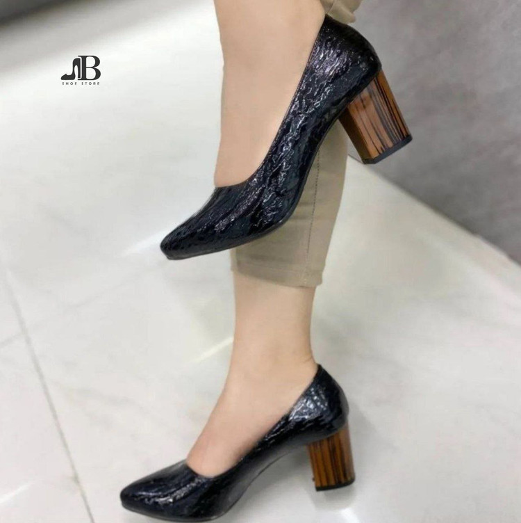 کفش کلاسیک و مجلسی بسیار شیک زنانه/دخترانه پاشنه چپبی کیفیت اصلی رویه ورنی چاپی طرحدار پاشنه دلتا ۶سانت قیمت عالی ارسال فوری