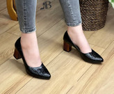 کفش کلاسیک و مجلسی بسیار شیک زنانه/دخترانه پاشنه چپبی کیفیت اصلی رویه ورنی چاپی طرحدار پاشنه دلتا ۳و۶سانت قیمت عالی ارسال فوری