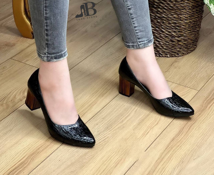 کفش کلاسیک و مجلسی بسیار شیک زنانه/دخترانه پاشنه چپبی کیفیت اصلی رویه ورنی چاپی طرحدار پاشنه دلتا ۳و۶سانت قیمت عالی ارسال فوری