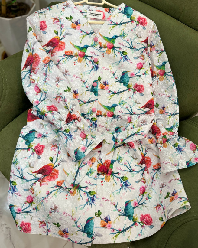 مانتو عیدانه شیک دخترانه/زنانه جنس وال خامه دوزی با کیفیت طرح پرنده داخل مانتو لایی حریر کار شده دو سایزی قد ۸۵ مناسب بهار و تابستان قیمت عالی خرید از تولیدی