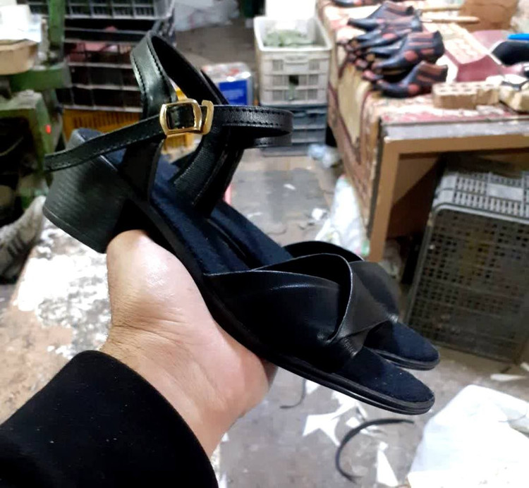 کفش صندل تابستانی بسیار شیک و راحت رنگ مشکی قیمت بسیار عالی خرید از تولیدی