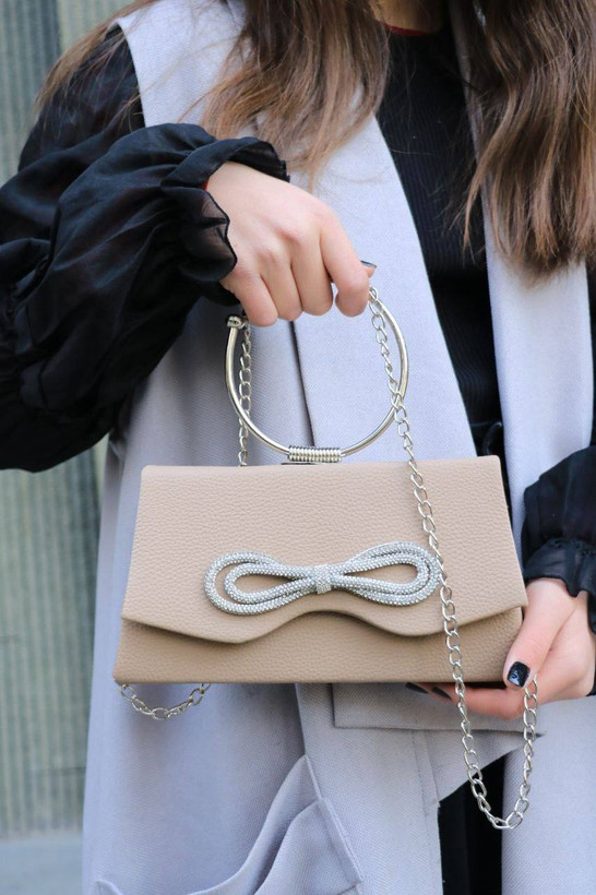 کیف مجلسی بسیار شیک زنانه/دخترانه جنس شرانک خارجی ابعاد ۲۵ در ۱۳ قیمت بسیار عالی و منصفانه رنگ کرم