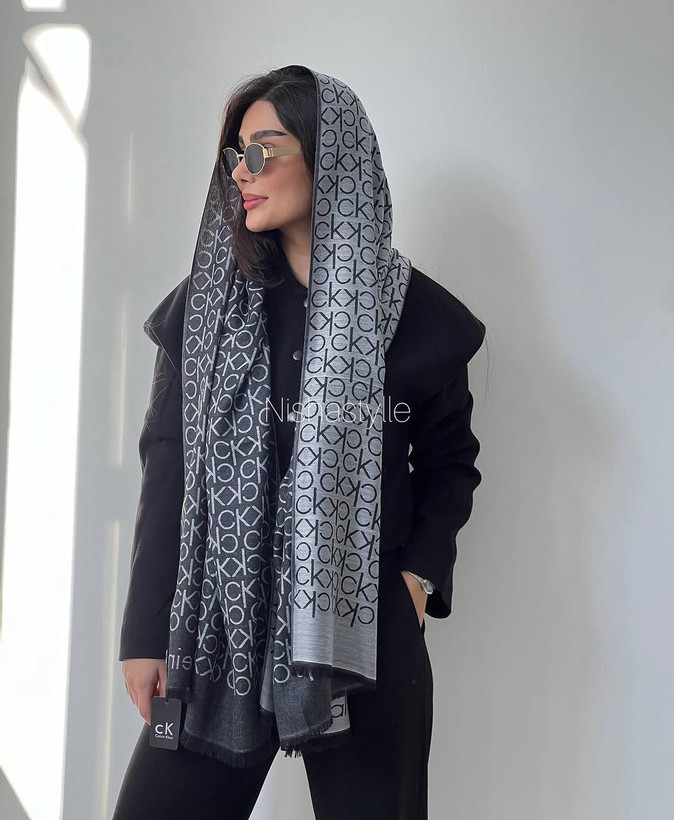 شال کشمیر طرح مارک CK بسیار شیک و لاکچری تک رنگ ذغالی/طوسی قیمت عالی خرید از تولیدکننده و واردکننده مستقیم