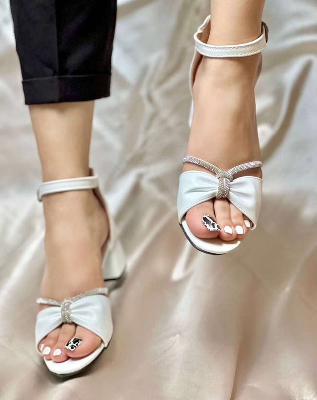 کفش مجلسی زنانه /دخترانه مدل zero رویه کار چرم صنعتی وارداتی نگین ها خارجی و بدون ریزش اندازه پاشنه ۴ سانت قیمت بسیار عالی خرید از تولیدی