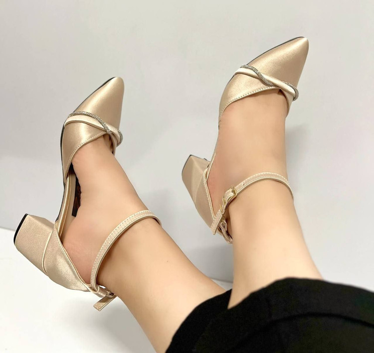 کفش مجلسی زنانه/دخترانه مدل aleyna پاشنه ۶ سانتی جدیدترین طرح rafik رویه کار ساتن ترک زیره خط دار نگین وارداتی و بدون ریزش ظرافت و کیفیت و قیمت عالی