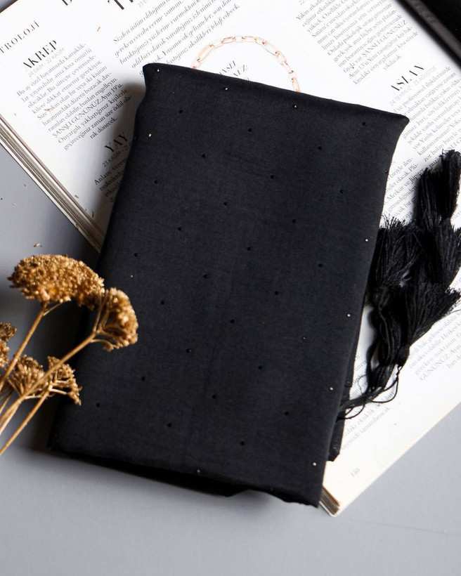 شال مشکی نخی مزونی نگینی متریال نخ اعلا تک رنگ قیمت منصفانه تک و عمده خرید از تولیدکننده و واردکننده مستقیم