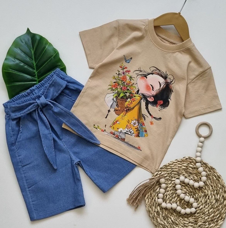 ست کراپ شلوارک دخترانه طرح دخترک جنس کراپ نخ پنبه جنس شلوارک لی پنبه ای درجه یک رنگبندی کرم و نسکافه ای قیمت منصفانه خرید از تولیدی