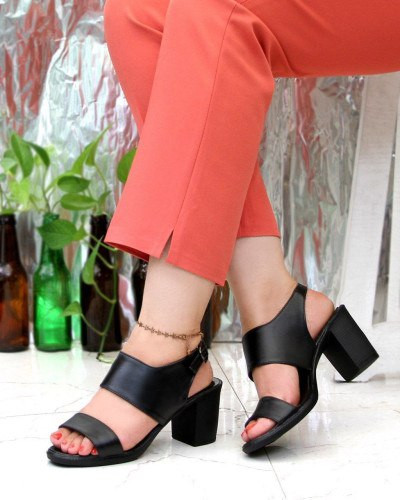 صندل طبی زنانه/دخترانه مدل کاترین رویه بیاله ایتالیا پاشنه پیو ۶ سانت کاملا طبی و سبک و راحت مناسب استفاده طولانی مدت تهیه شده از مرغوبترین مواد خام اولیه کیفیت بسیار بالا و تضمینی قیمت منصفانه