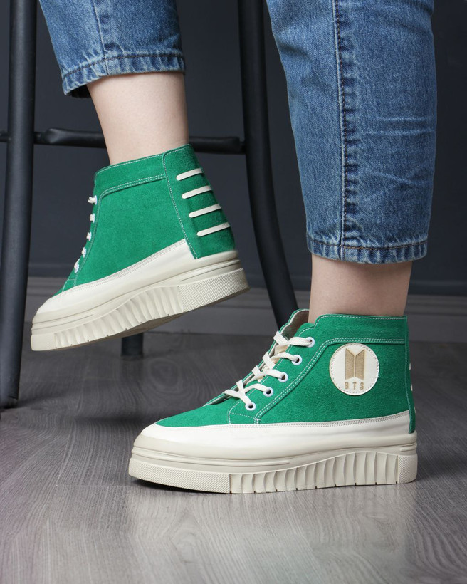 کتونی زنانه/دخترانه مدل جدید بی تی اس قالب استاندارد کیفیت عالی شیک و راحت کیفیت اصلی سایز ۳۷ تا ۴۰ تخفیف خورده ارسال از تولیدی