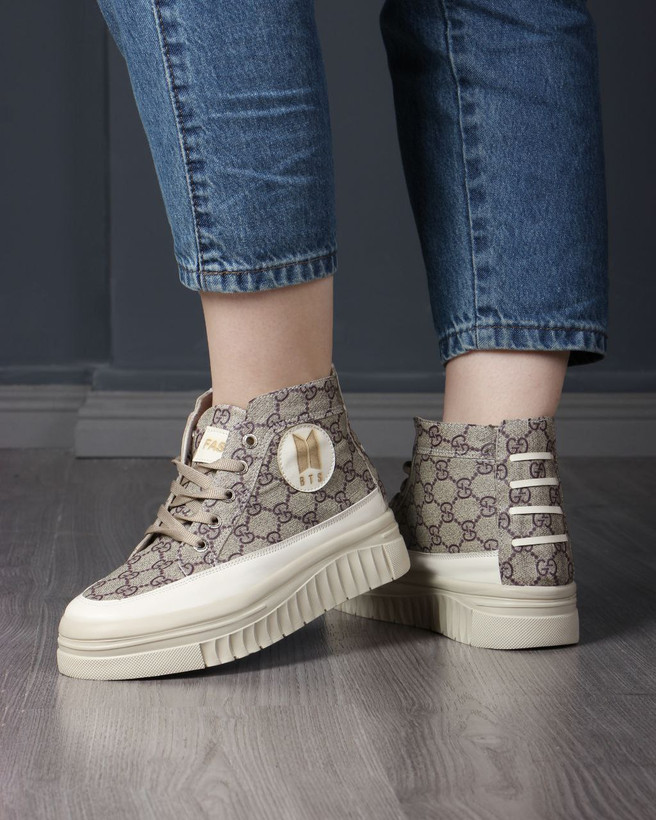 کتونی زنانه/دخترانه مدل جدید بی تی اس قالب استاندارد کیفیت عالی شیک و راحت کیفیت اصلی سایز ۳۷ تا ۴۰ تخفیف خورده ارسال از تولیدی