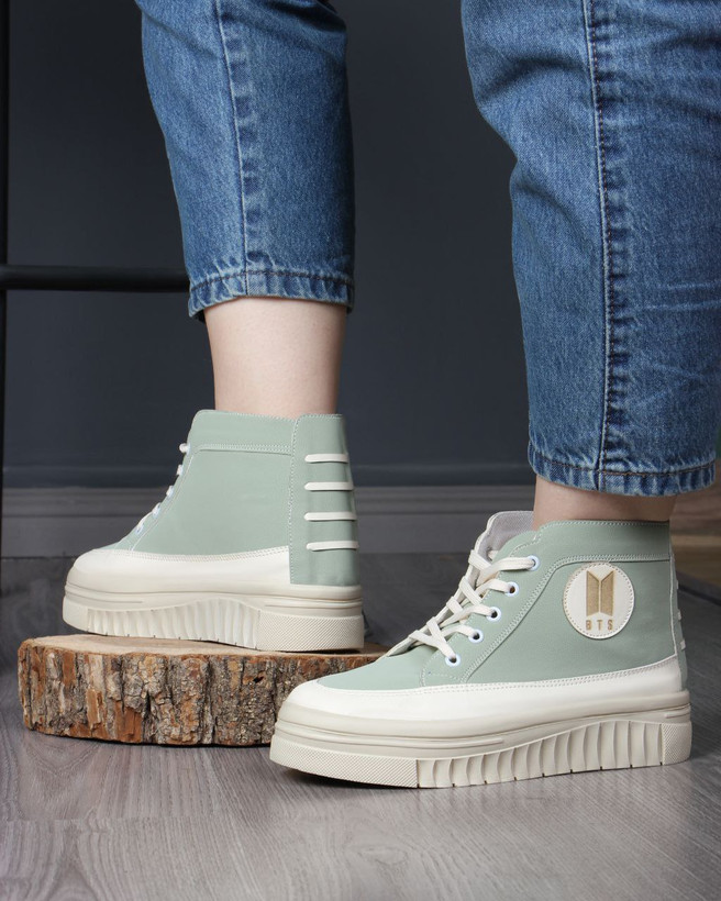 کتونی زنانه/دخترانه مدل جدید بی تی اس قالب استاندارد کیفیت عالی شیک و راحت کیفیت اصلی سایز ۳۷ تا ۴۰ تخفیف خورده ارسال از تولیدی