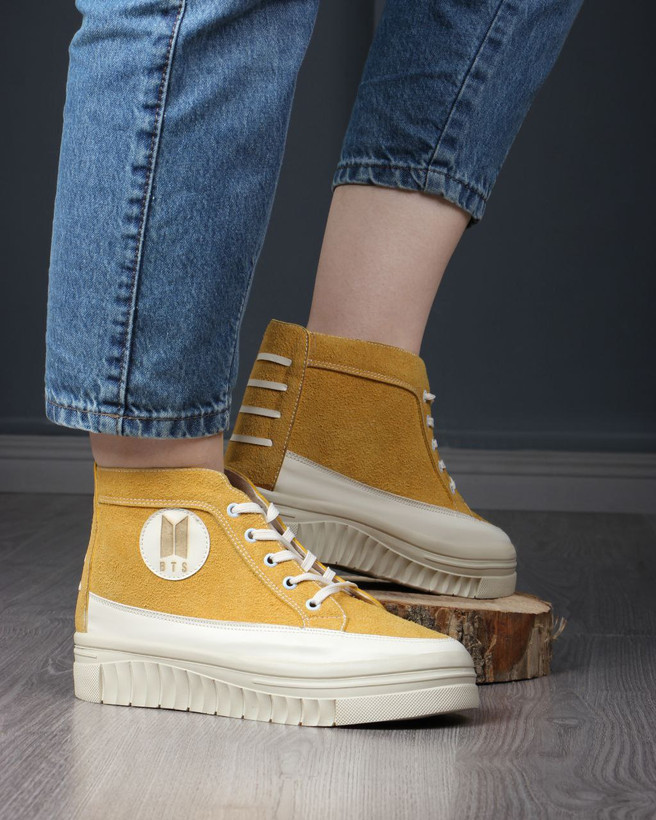 کتونی زنانه/دخترانه مدل جدید بی تی اس قالب استاندارد کیفیت عالی شیک و راحت کیفیت اصلی سایز ۳۷ تا ۴۰ تخفیف خورده ارسال از تولیدی