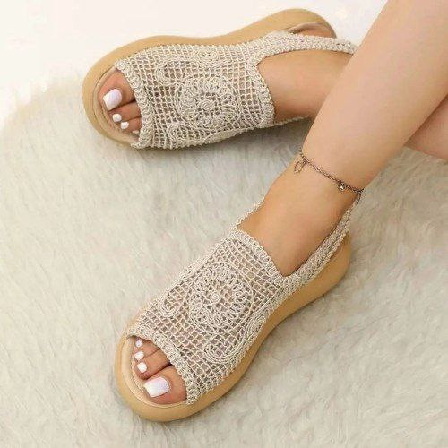 صندل گیپوری زنانه/دخترانه رویه گیپور وارداتی باکیفیت زیره مواد نو نرم و سبک در سه رنگ کرم،مشکی نسکافه ایقالب استاندارد و کیفیت استاندارد