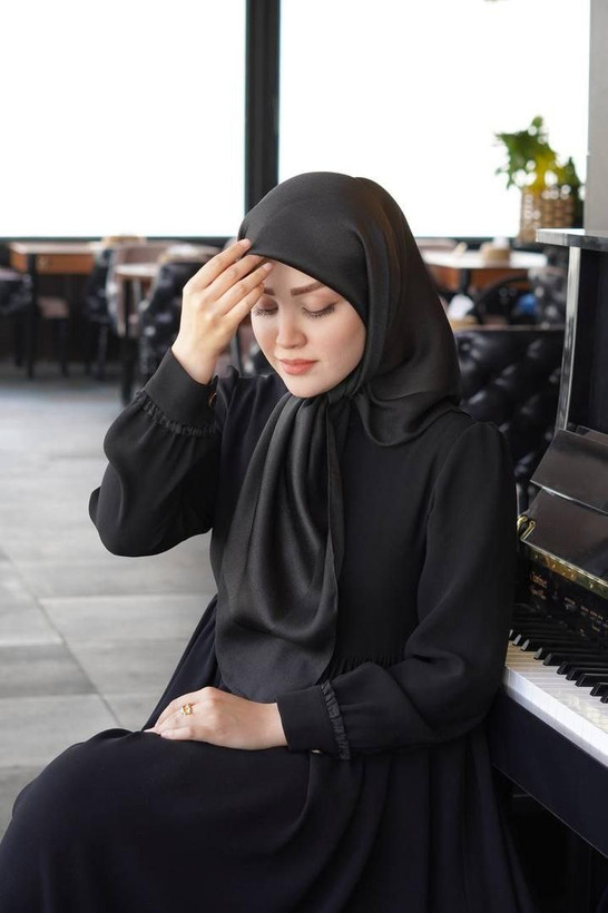 روسری بامبو مشکی ترک ۱۰۰ بسیار لطیف و سبک تکرنگ ابعاد100*100قیمت منصفانه تک و عمده خرید از تولیدی