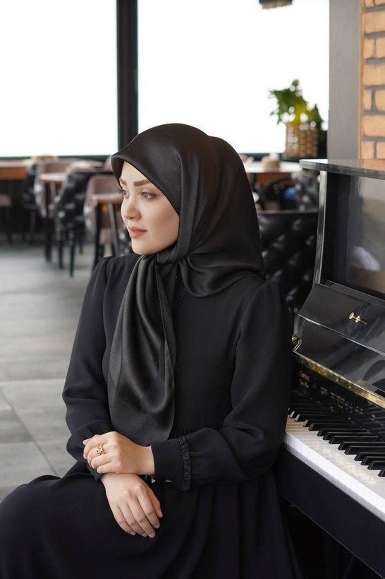 روسری بامبو مشکی ترک ۱۰۰ بسیار لطیف و سبک تکرنگ ابعاد100*100قیمت منصفانه تک و عمده خرید از تولیدی