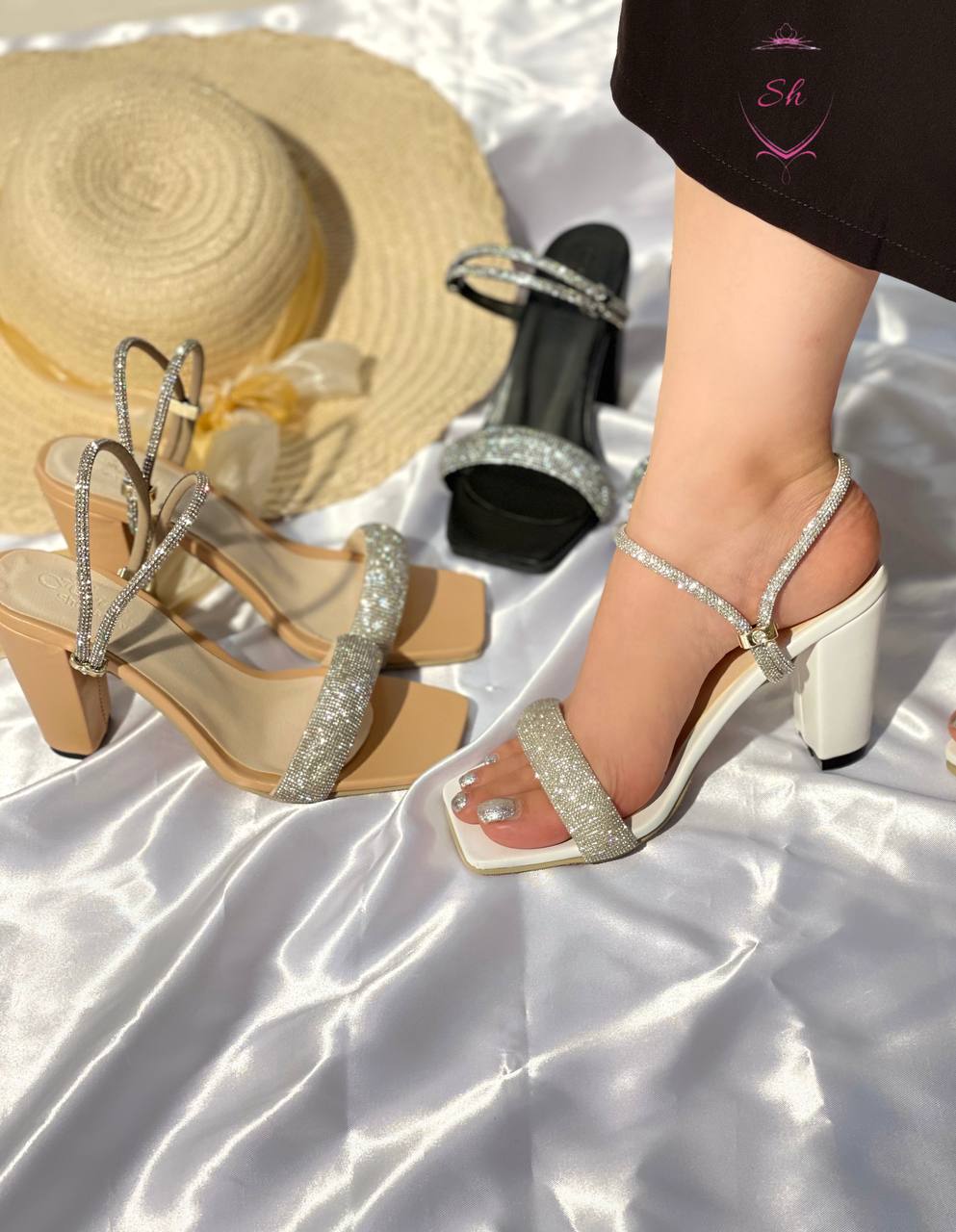 کفش مجلسی زنانه/دخترانه نگینی خوش پا قالب پنجه ترک قالب استاندارد قابل تنظیم روی پا و پشت پا پاشنه 7سانت کیفیت اصل عالی شیک و بسیار راحت قیمت منصفانه خرید از تولیدی