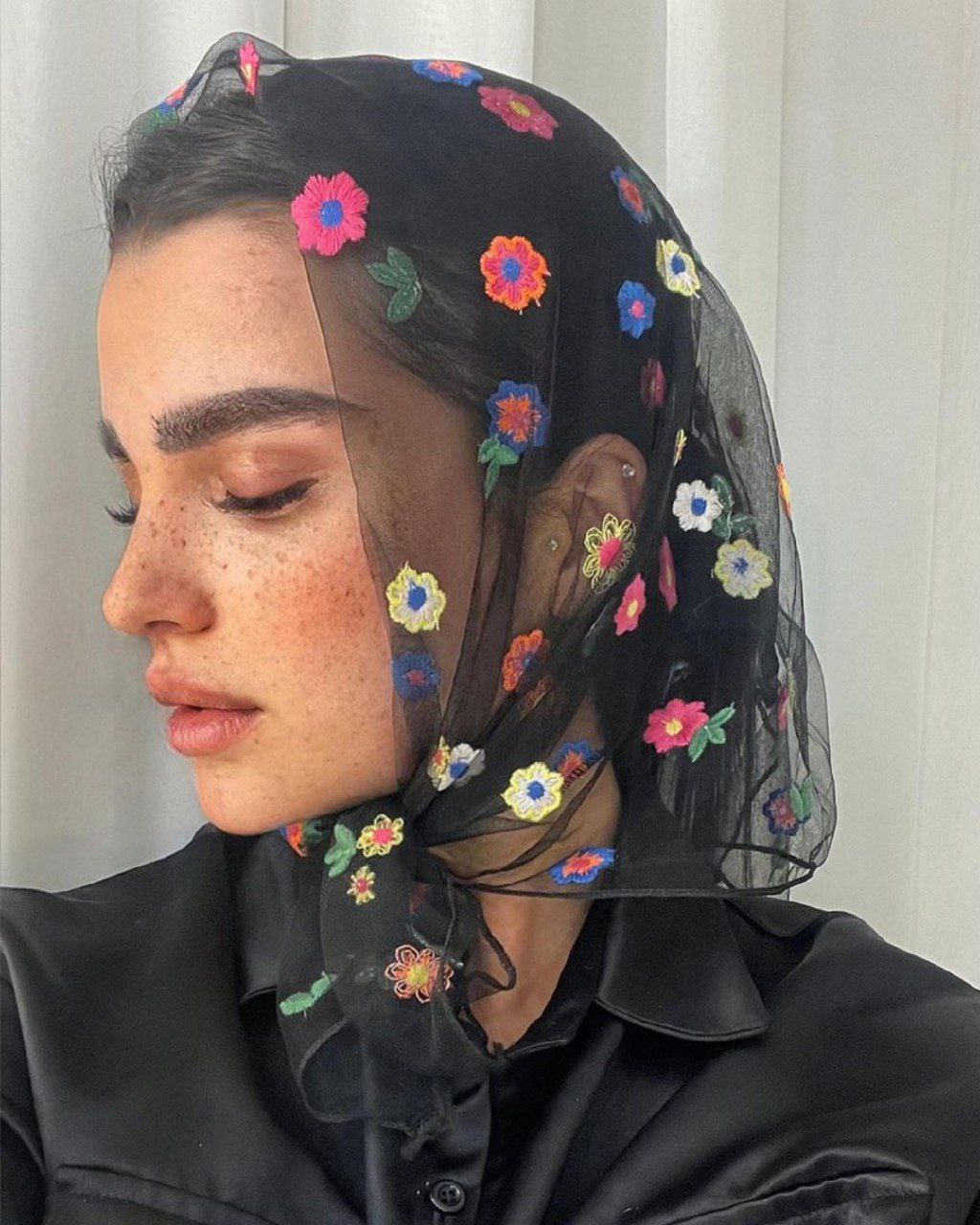 مینی اسکارف توری گلدوزی مزونی تک رنگ بسیار شیک و بهاری و زیبا قیمت منصفانه خرید از تولیدکننده و واردکننده مستقیم