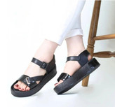 صندل جدید زنانه/دخترانه تابستانه طبی کفی کاملا طبی زیره ۳ سانت جنس رویه لیون طرح دار براق و چرم صنعتی زیره پیو نرم و سبک و راحت دارای پد خارپاشنه کیفیت عالی پاخوری شیک قالب استاندارد قیمت منصفانه