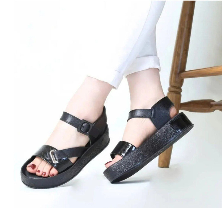 صندل جدید زنانه/دخترانه تابستانه طبی کفی کاملا طبی زیره ۳ سانت جنس رویه لیون طرح دار براق و چرم صنعتی زیره پیو نرم و سبک و راحت دارای پد خارپاشنه کیفیت عالی پاخوری شیک قالب استاندارد قیمت منصفانه