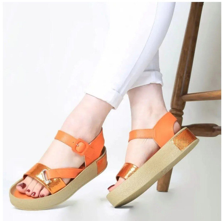 صندل جدید زنانه/دخترانه تابستانه طبی کفی کاملا طبی زیره ۳ سانت جنس رویه لیون طرح دار براق و چرم صنعتی زیره پیو نرم و سبک و راحت دارای پد خارپاشنه کیفیت عالی پاخوری شیک قالب استاندارد قیمت منصفانه