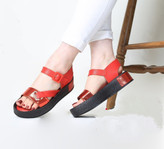 صندل جدید زنانه/دخترانه تابستانه طبی کفی کاملا طبی زیره ۳ سانت جنس رویه لیون طرح دار براق و چرم صنعتی زیره پیو نرم و سبک و راحت دارای پد خارپاشنه کیفیت عالی پاخوری شیک قالب استاندارد قیمت منصفانه