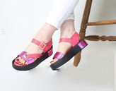 صندل جدید زنانه/دخترانه تابستانه طبی کفی کاملا طبی زیره ۳ سانت جنس رویه لیون طرح دار براق و چرم صنعتی زیره پیو نرم و سبک و راحت دارای پد خارپاشنه کیفیت عالی پاخوری شیک قالب استاندارد قیمت منصفانه