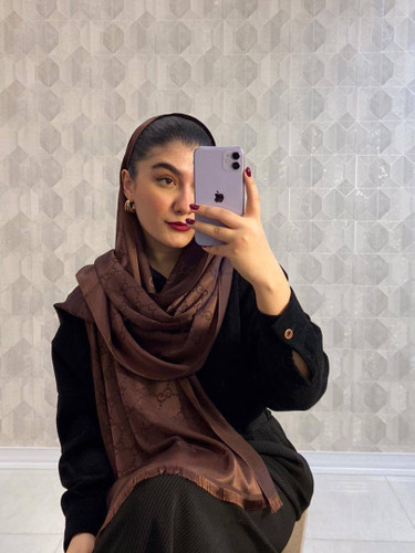 شال ابریشم ژاکارد رنگ موکا قهوه ای رنگ سال طرح گوچی متریال نخ ابریشم فروش تک و عمده قیمت منصفانه خرید از تولیدی