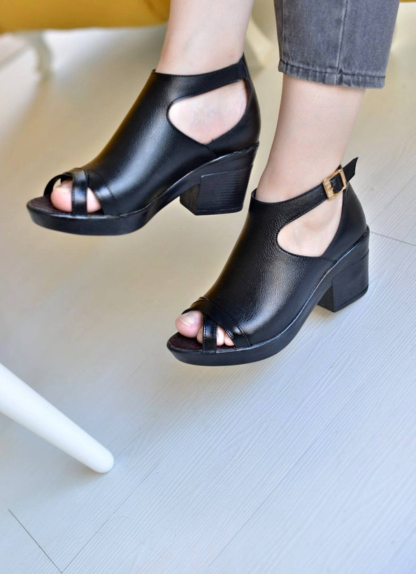 صندل تابستانی زنانه مدل اناهیتا رویه چرم صنعتی درجه یک پاخوری شیک پاشنه بتا ۵ سانتی (نرم و سبک) یک سال ضمانت تعویض سایزبندی ۳۷ تا ۴۱ قیمت منصفانه خرید از تولیدی