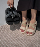 صندل نگین کشی جدید خوشپا و بادوام و طبی قالب استاندارد زیره پیو سایز ۳۷ تا ۴۰ در دو رنگ کرم و مشکی قیمت منصفانه خرید از تولیدی