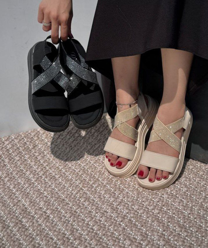 صندل نگین کشی جدید خوشپا و بادوام و طبی قالب استاندارد زیره پیو سایز ۳۷ تا ۴۰ در دو رنگ کرم و مشکی قیمت منصفانه خرید از تولیدی