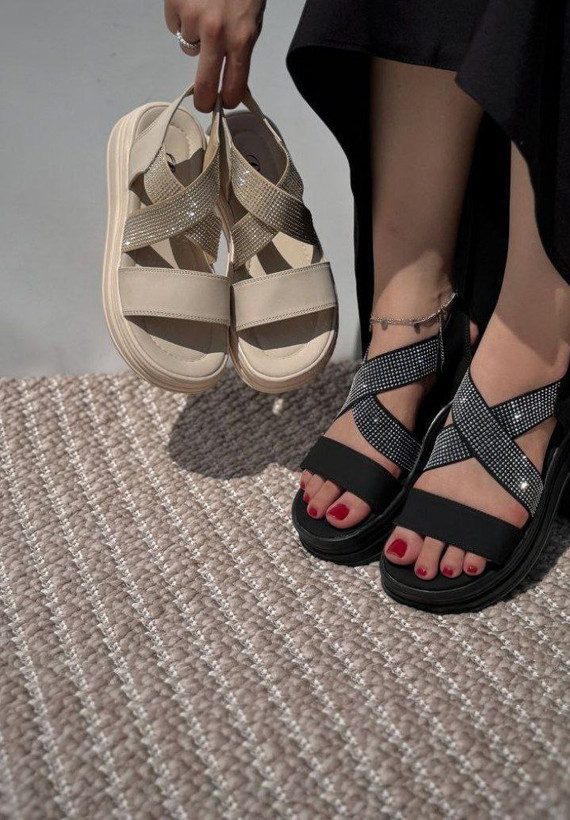 صندل نگین کشی جدید خوشپا و بادوام و طبی قالب استاندارد زیره پیو سایز ۳۷ تا ۴۰ در دو رنگ کرم و مشکی قیمت منصفانه خرید از تولیدی