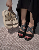 صندل نگین کشی جدید خوشپا و بادوام و طبی قالب استاندارد زیره پیو سایز ۳۷ تا ۴۰ در دو رنگ کرم و مشکی قیمت منصفانه خرید از تولیدی