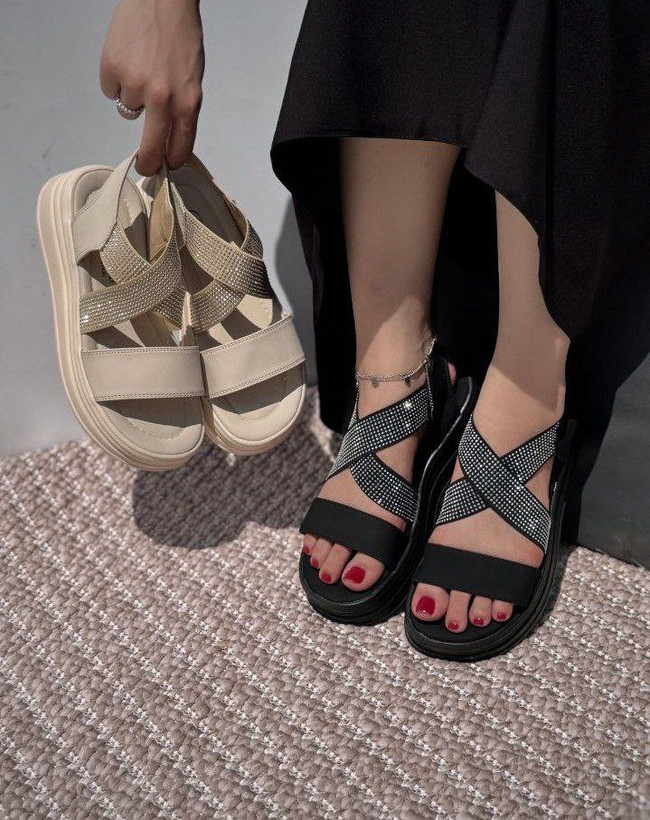 صندل نگین کشی جدید خوشپا و بادوام و طبی قالب استاندارد زیره پیو سایز ۳۷ تا ۴۰ در دو رنگ کرم و مشکی قیمت منصفانه خرید از تولیدی