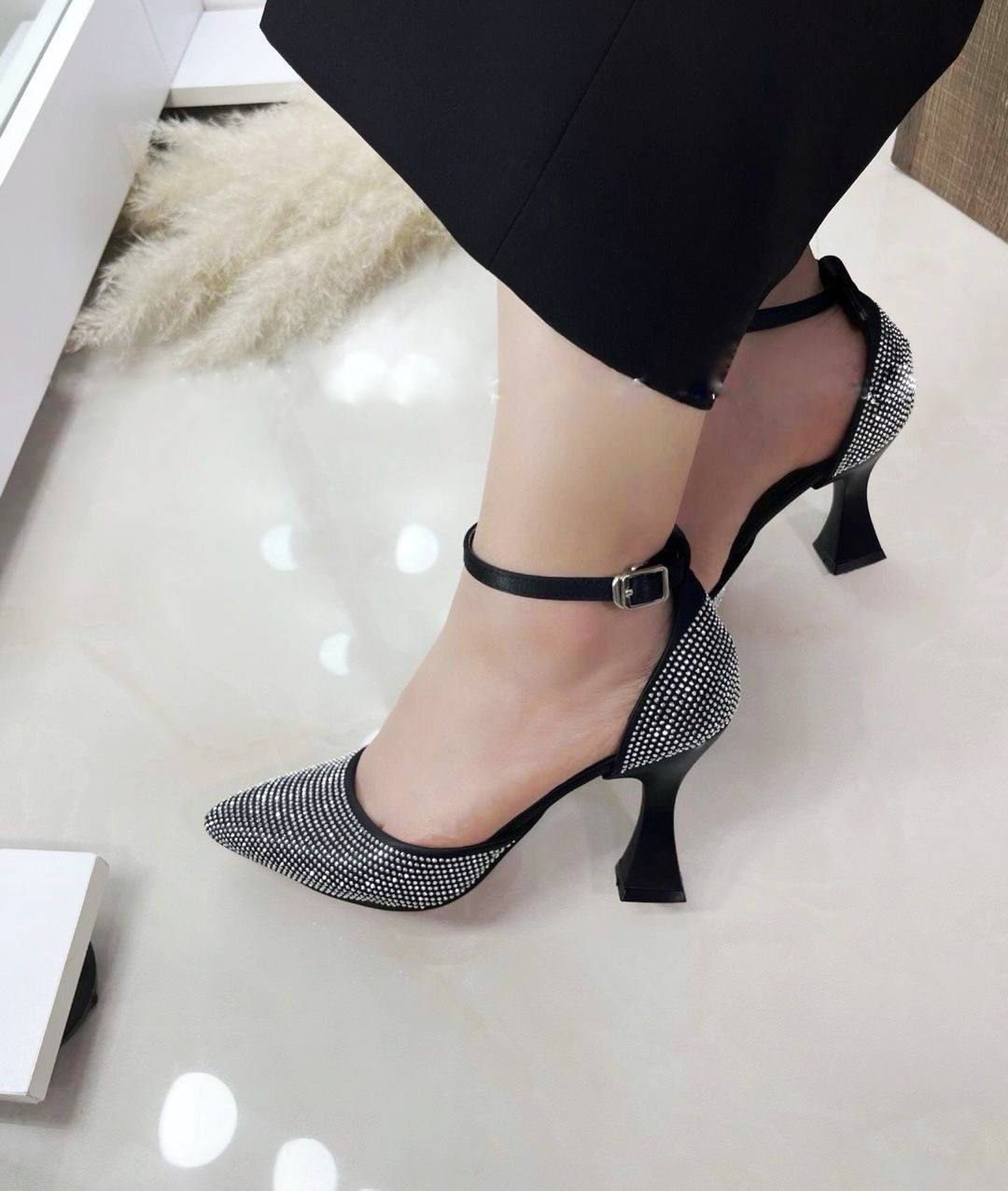 کفش مجلسی زنانه/دخترانه نگینی جذاب و دلبر زیره دافوس پاشنه ۷ سانت رویه میکروسوییت نگین کوب بدون ریزش کیفیت عالی قالب استاندارد پاخوری شیک و زیبا قیمت عالی