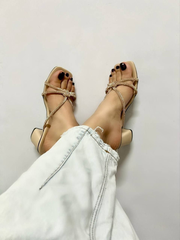 کفش صندل زنانه/دخترانه مدل crab پاشنه ۵ سانتsis نگین وارداتی و بدون ریزش مناسب پاهای پنجه دار طراحی زیره زیر پاشنه طبق ژورنال ترک