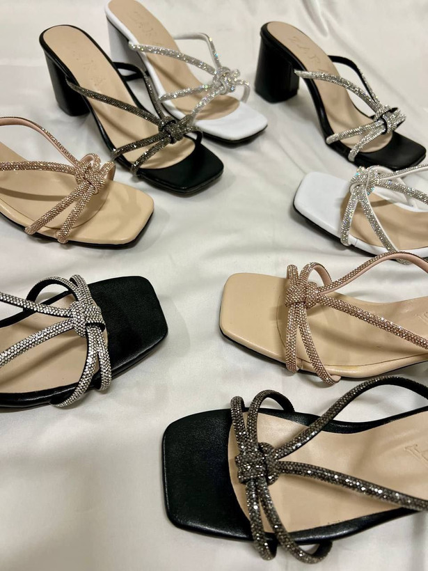 کفش صندل زنانه/دخترانه مدل crab پاشنه ۵ سانتsis نگین وارداتی و بدون ریزش مناسب پاهای پنجه دار طراحی زیره زیر پاشنه طبق ژورنال ترک