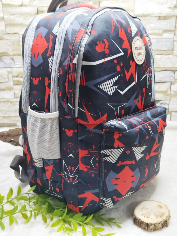 کیف مدرسه/کوله اسپرت قواره بزرگ طرح دار ۳ خانه جنس ریپس لمینت شده ۵ زیپ آستری داخل برزنت پشت راشل عرق گیر ابعاد ۴۵*۳۷ مناسب پایه ۱ تا ۸