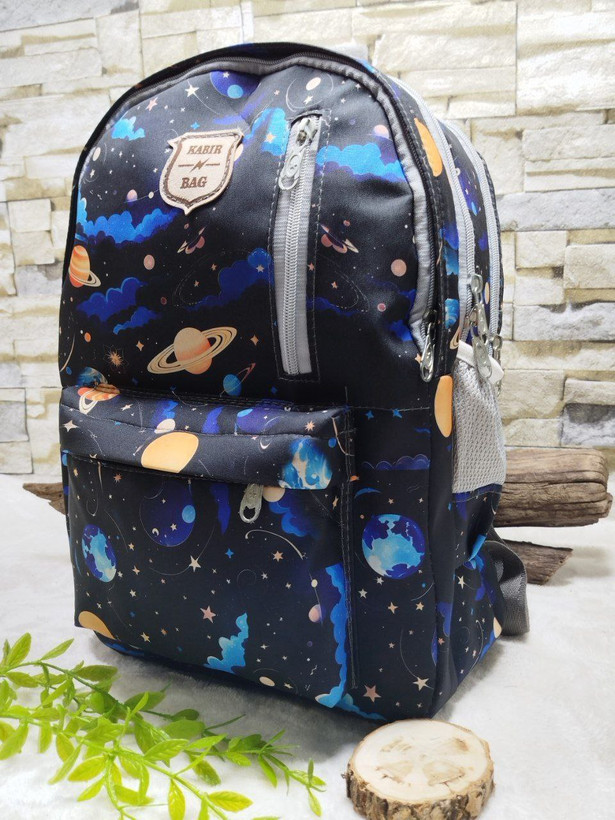 کیف مدرسه/کوله اسپرت قواره بزرگ طرح دار ۳ خانه جنس ریپس لمینت شده ۵ زیپ آستری داخل برزنت پشت راشل عرق گیر ابعاد ۴۵*۳۷ مناسب پایه ۱ تا ۸