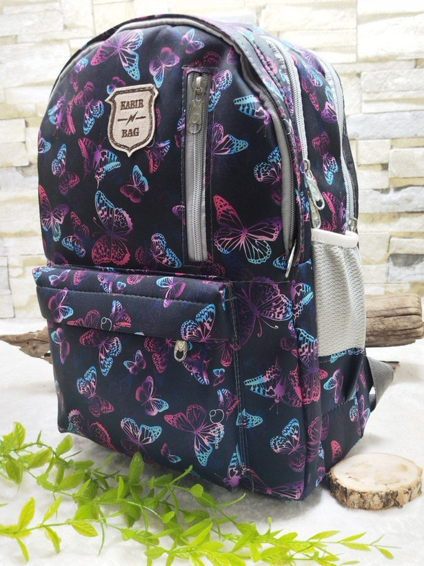 کیف مدرسه/کوله اسپرت قواره بزرگ طرح دار ۳ خانه جنس ریپس لمینت شده ۵ زیپ آستری داخل برزنت پشت راشل عرق گیر ابعاد ۴۵*۳۷ مناسب پایه ۱ تا ۸