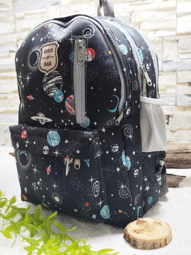 کیف مدرسه/کوله اسپرت قواره بزرگ طرح دار ۳ خانه جنس ریپس لمینت شده ۵ زیپ آستری داخل برزنت پشت راشل عرق گیر ابعاد ۴۵*۳۷ مناسب پایه ۱ تا ۸