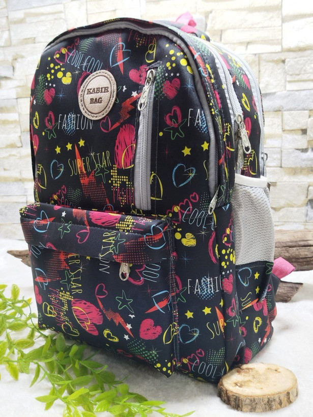 کیف مدرسه/کوله اسپرت قواره بزرگ طرح دار ۳ خانه جنس ریپس لمینت شده ۵ زیپ آستری داخل برزنت پشت راشل عرق گیر ابعاد ۴۵*۳۷ مناسب پایه ۱ تا ۸